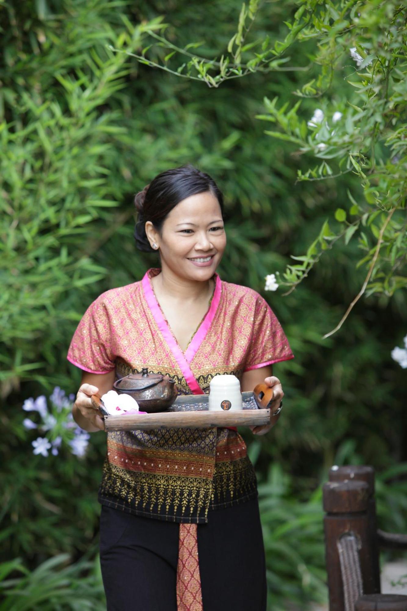 Asia Gardens Hotel & Thai Spa, A Royal Hideaway Hotel Finestrat Exteriör bild Thai woman serving tea