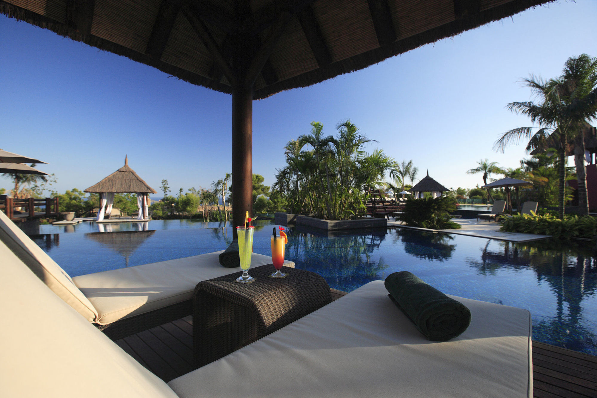 Asia Gardens Hotel & Thai Spa, A Royal Hideaway Hotel Finestrat Bekvämligheter bild The pool at the resort