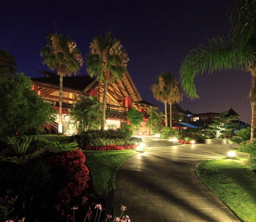 Asia Gardens Hotel & Thai Spa, A Royal Hideaway Hotel Finestrat Exteriör bild The resort at night